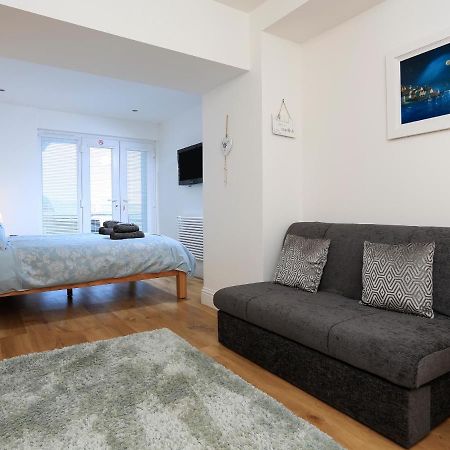1 At The Beach Beesands Экстерьер фото