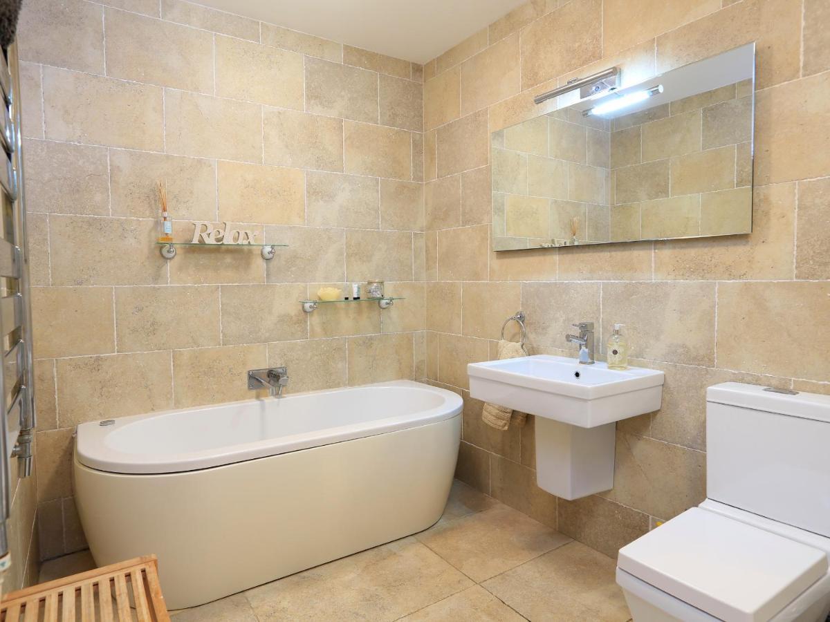 1 At The Beach Beesands Экстерьер фото