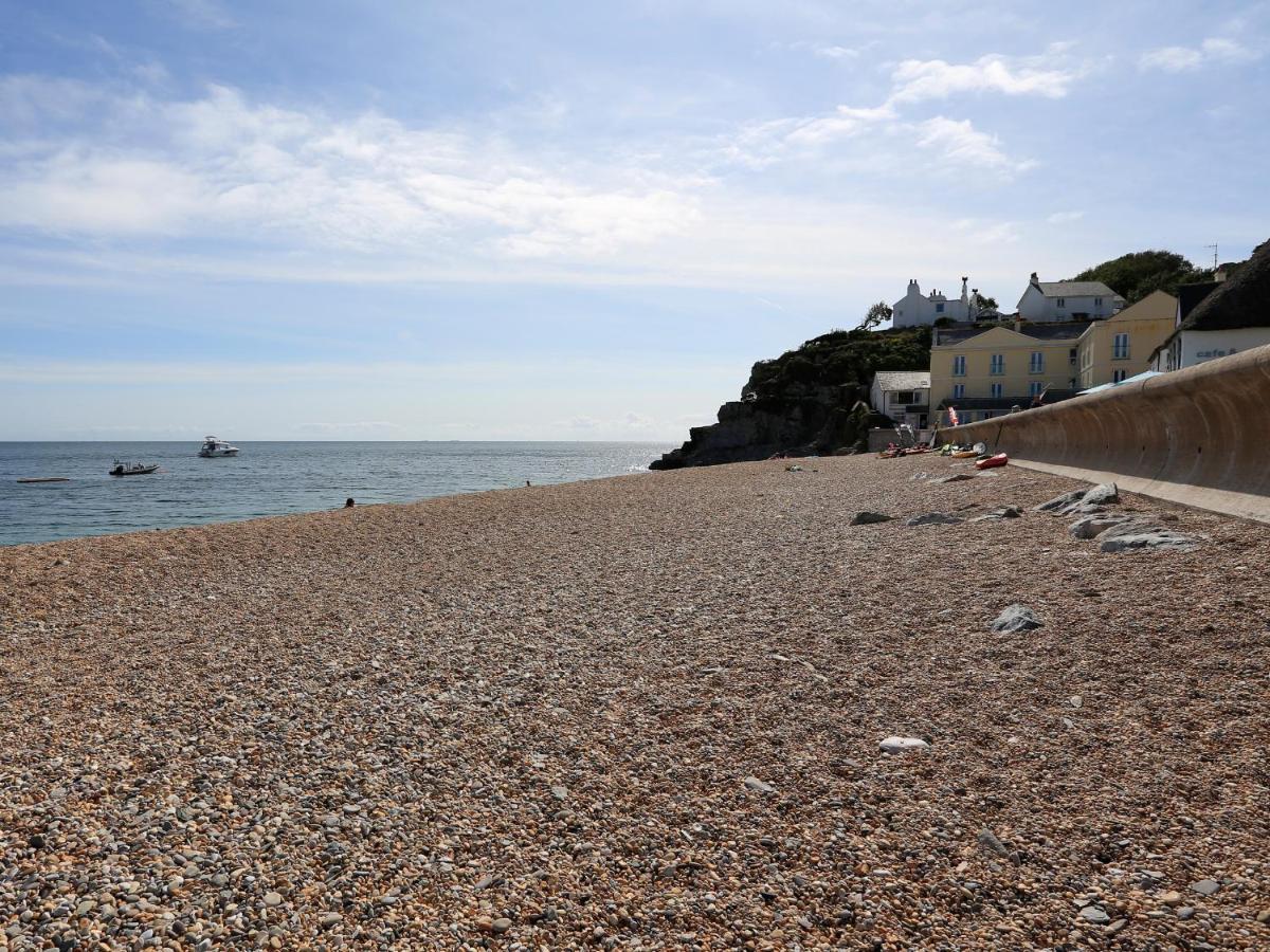 1 At The Beach Beesands Экстерьер фото